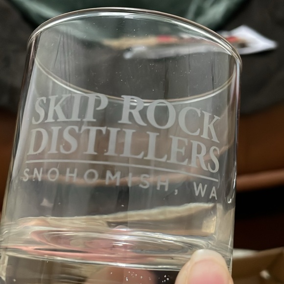 Vintage Skip Rock Distillers Set of 2 Whiskey Drinking Glasses In New Condition - Picture 3 of 4